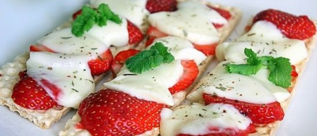 Тосты с клубникой и моцареллой