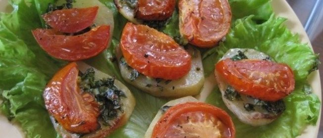 Картофель в духовке с помидорами