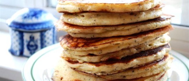 Оладьи по‑деревенски с ягодным соусом