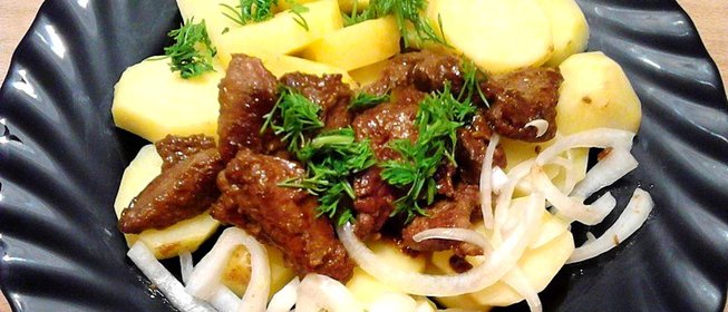 Вареный картофель со свиной печенью и луком