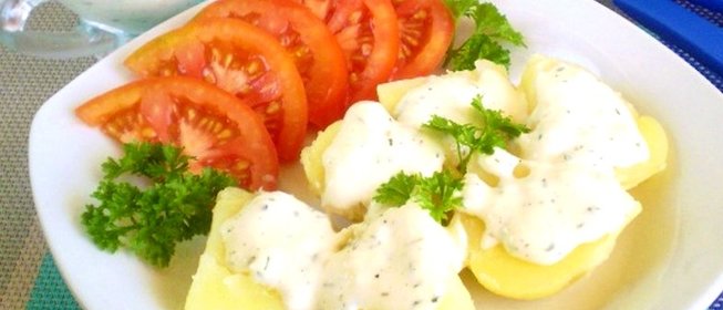 Картофель под чесночно-сырным соусом