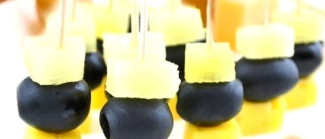 Канапе с ананасом