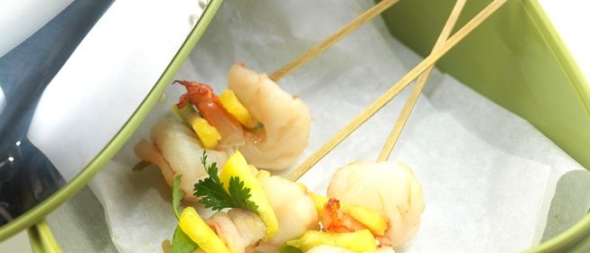 Шашлычки из креветок и ананасов с кинзой