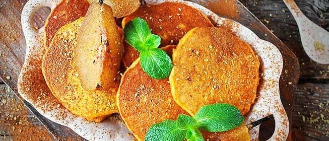Тыквенные оладьи с пряными грушами в сиропе