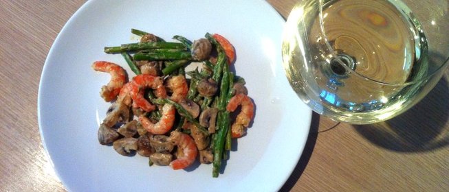 Креветки со спаржей и грибами в сливочном соусе