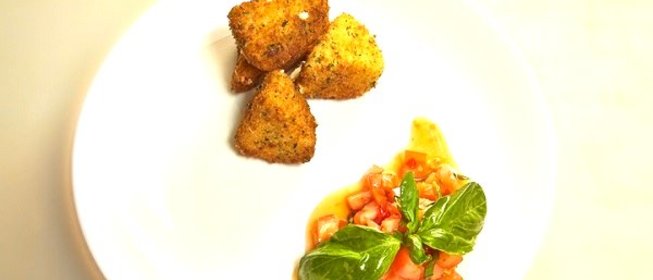 Сулугуни, жаренный в сухарях