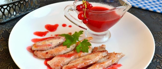 Жареное куриное филе с соусом из красной смородины