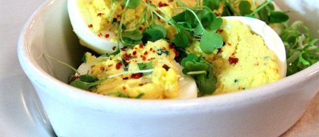 Фаршированные рокфором и водяным крессом яйца