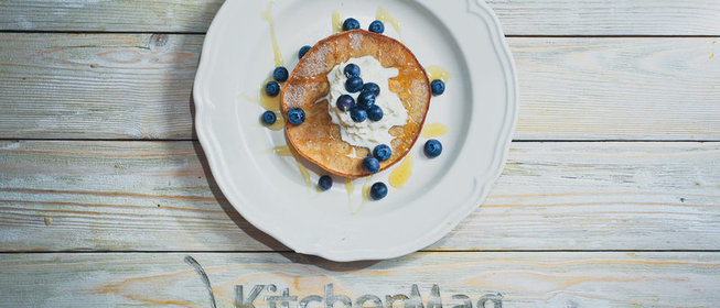 Американские блинчики со сливками и ягодами