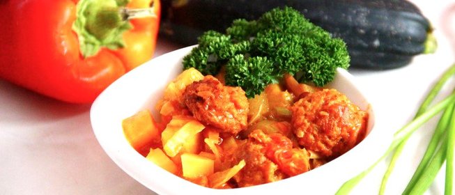 Овощное рагу с говяжьими тефтелями