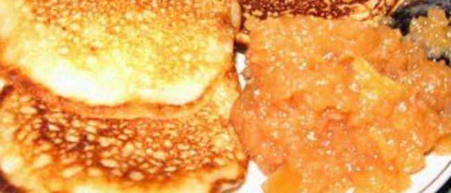 Яблочные оладьи с айвовым джемом