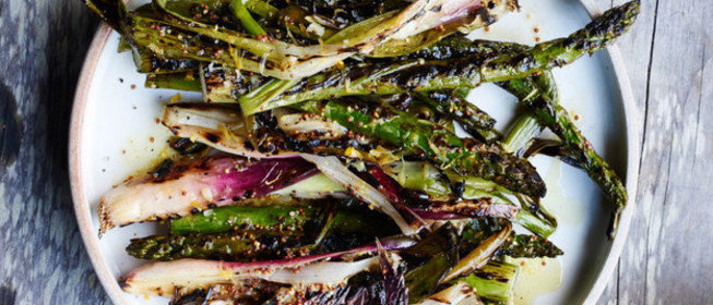 Спаржа на гриле под лимонной заправкой