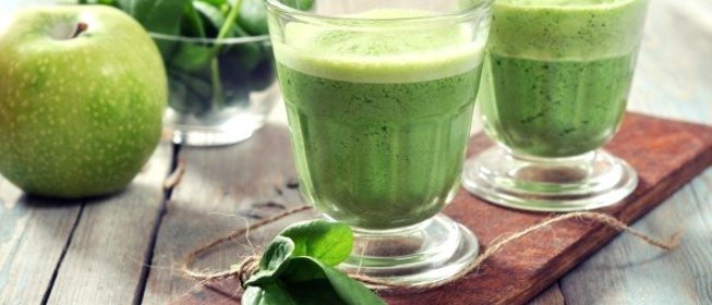 Зеленый коктейль с черносливом