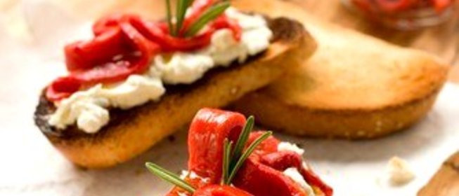 Теплый спред из феты и красных перцев с чесноком