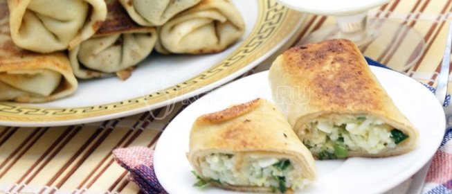 Блины на кефире, фаршированные яйцом, рисом и луком