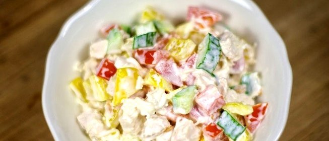 Салат с курицей и овощами