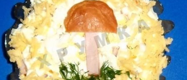 Салат с грибами и ветчиной и сыром