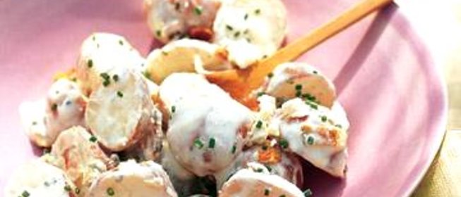 Красный картофель с голубым сыром, беконом и луком