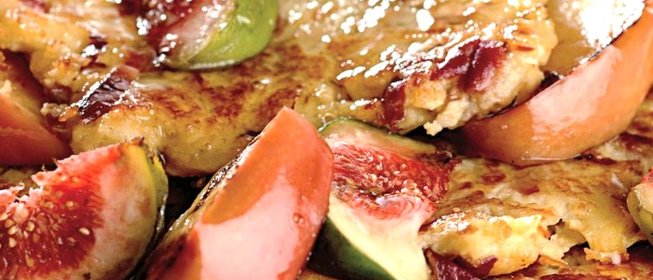 Оладьи из ароматных яблок с инжиром