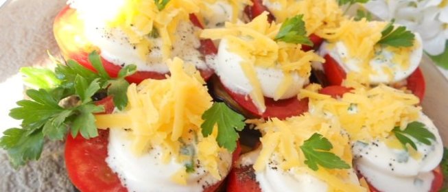 Башенки из баклажанов с помидорами, сыром и яйцом