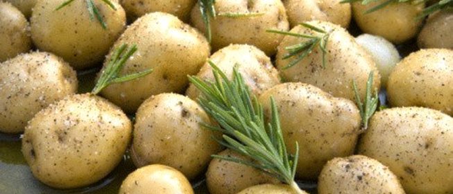 Печеный молодой картофель с розмарином и чесноком