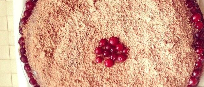 Нежный блинный торт со сгущенкой и клюквой