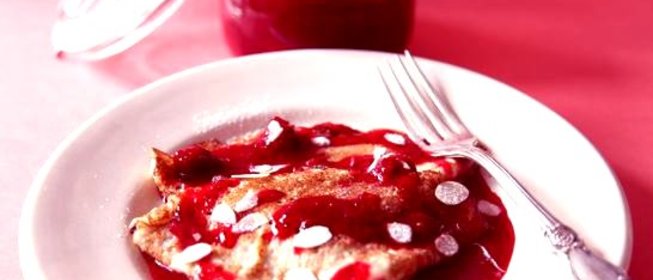 Блины с вишневым соусом