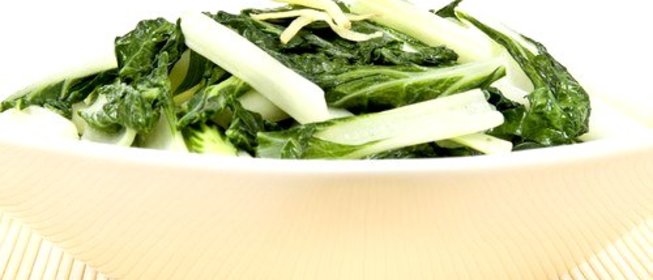 Жареный латук с чесноком