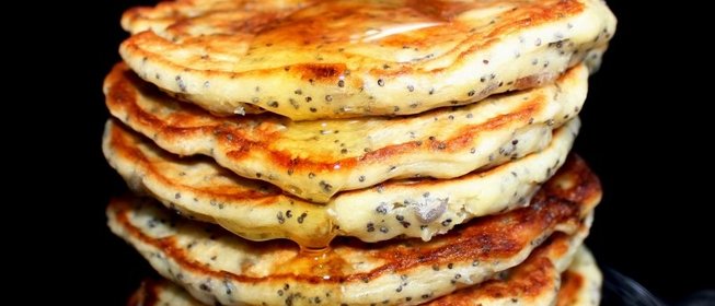 Оладьи на кефире с семечками и маком