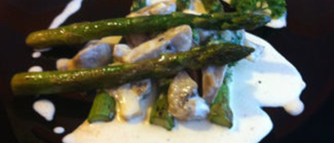 Спаржа под сливочно-грибным соусом