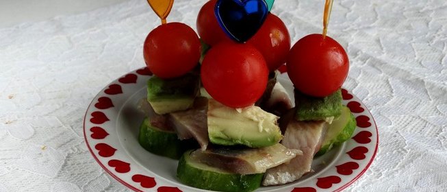 Закуска на шпажках с авокадо и сельдью