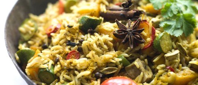 Рис с жареными овощами и грибами