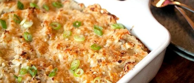 Запеченный картофель с луком, сыром и сметаной