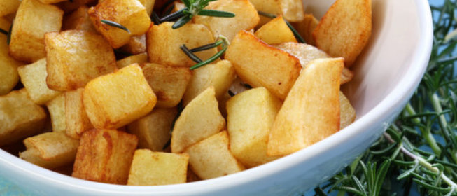 Золотистый картофель с луком и зеленью