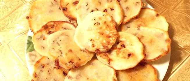 Манные оладьи с изюмом