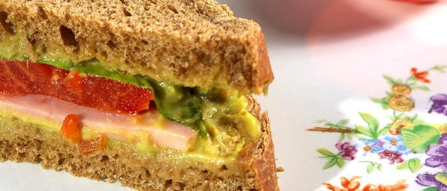 Сэндвичи с гуакамоле, каперсами и копченым мясом