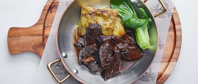 Телячьи щечки со сморчками и картофельным гратеном