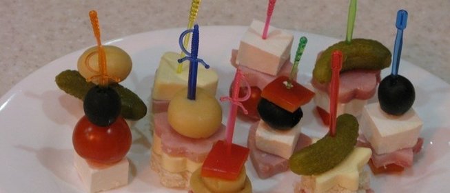 Закуска на шпажках с ветчиной