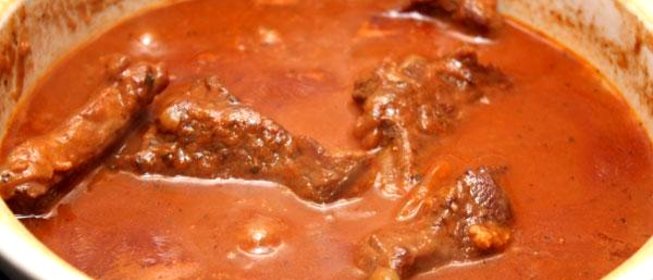 Тушеная говядина в томатном соусе