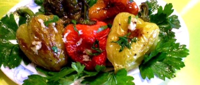 Жареный болгарский перец с чесноком и зеленью