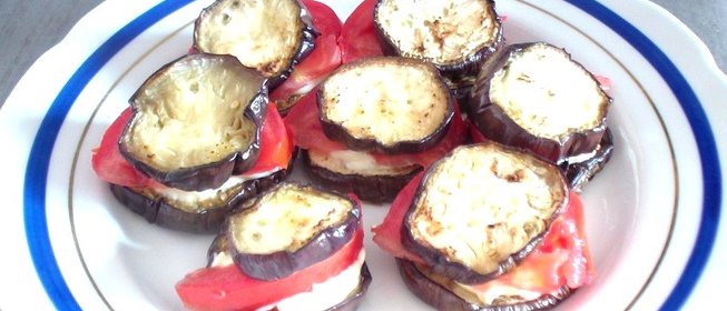 Жареные баклажаны с майонезом и помидорами