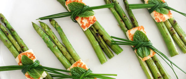 Спаржа с сыром халлуми