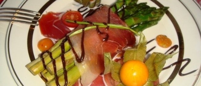 Спаржа в сливочном соусе с хамоном