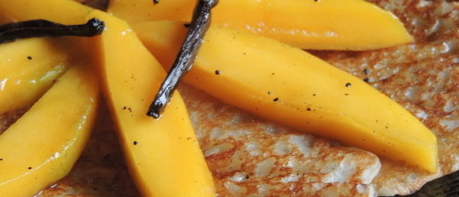 Кокосовые блинчики с манго и ванильным сиропом