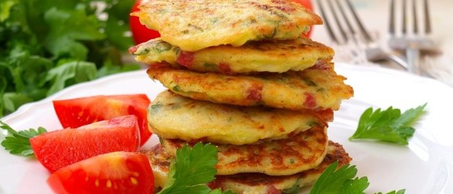 Кабачковые оладьи с колбасой