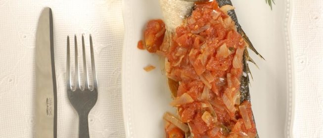 Сибас в остром томатном соусе