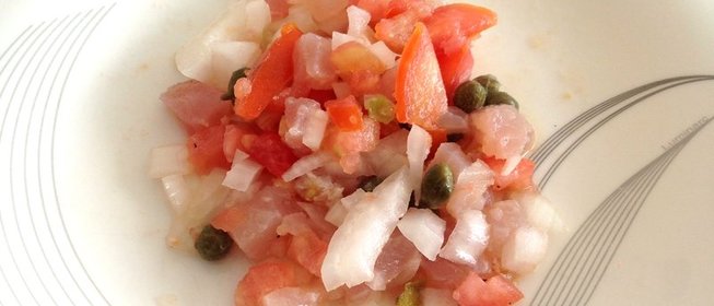 Тартар из тунца с помидорами и каперсами