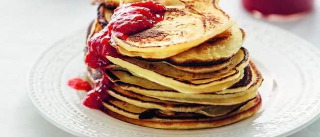 Оладьи с клубничным джемом