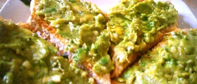 Острый паштет из авокадо с чесноком