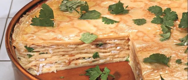 Блинчатый пирог с копченой рыбой